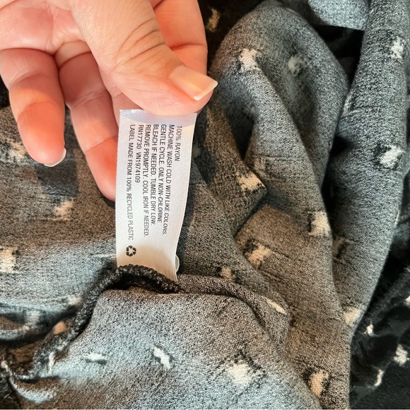 Universal Thread Black Faux Wrap Top Tie Sleeves Medium - Picture 6 of 10